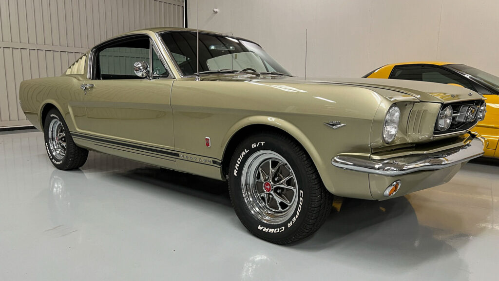 1966 Mustang fastback GT Sauterne Gold Pony interior-01